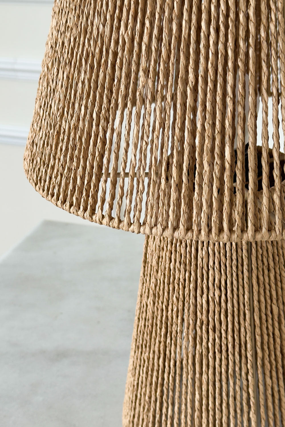 Detalle Lámpara De Mesa De Cuerdas En Fibra Trenzada Cristina Oria 