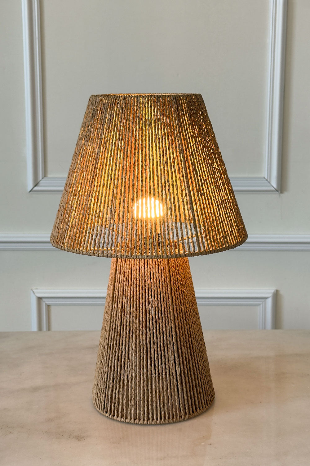 Lámpara De Mesa De Cuerdas En Fibra Trenzada Cristina Oria 