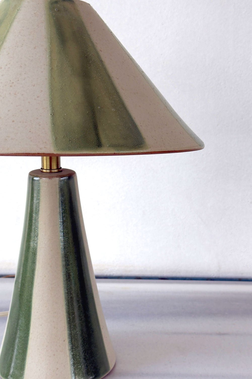 Detalles Lámpara De Cerámica Diseño Rayas Verde Cristina Oria