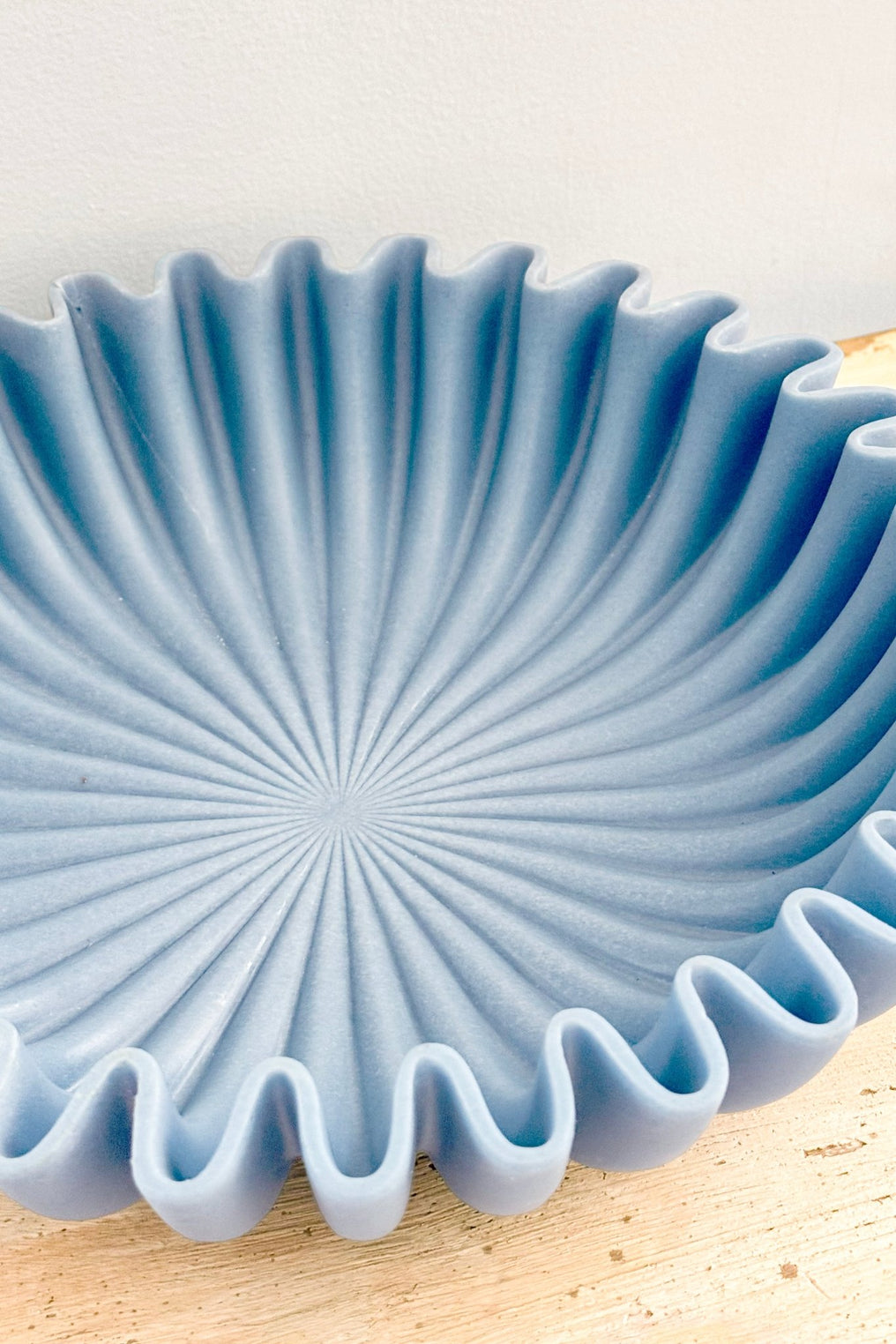 Azul Centro De Mesa Bajo De Resina Diseño Ondas Cristina Oria