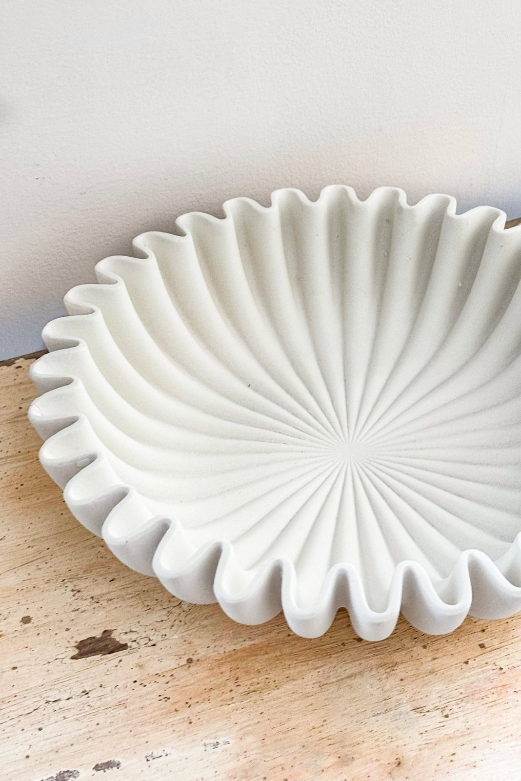 Zoom Blanco Centro De Mesa Bajo De Resina Diseño Ondas Cristina Oria