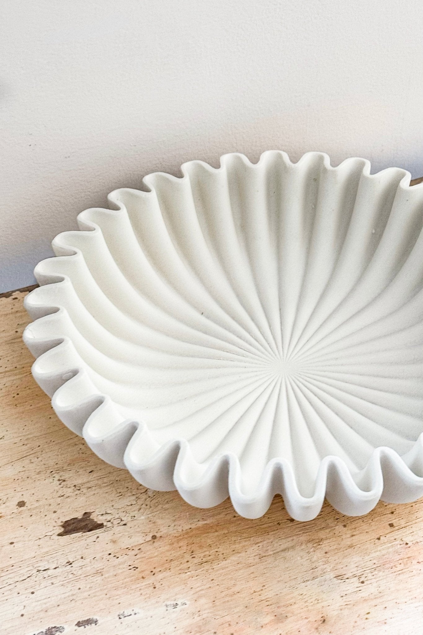 Zoom Blanco Centro De Mesa Bajo De Resina Diseño Ondas Cristina Oria
