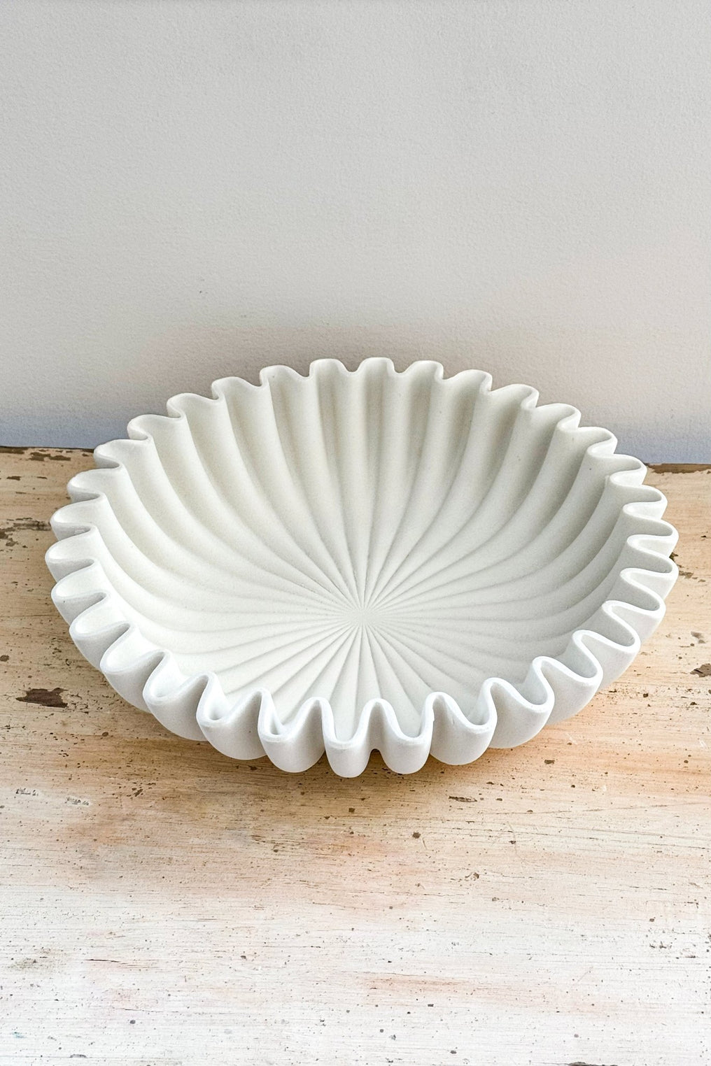 Blanco Centro De Mesa Bajo De Resina Diseño Ondas Cristina Oria