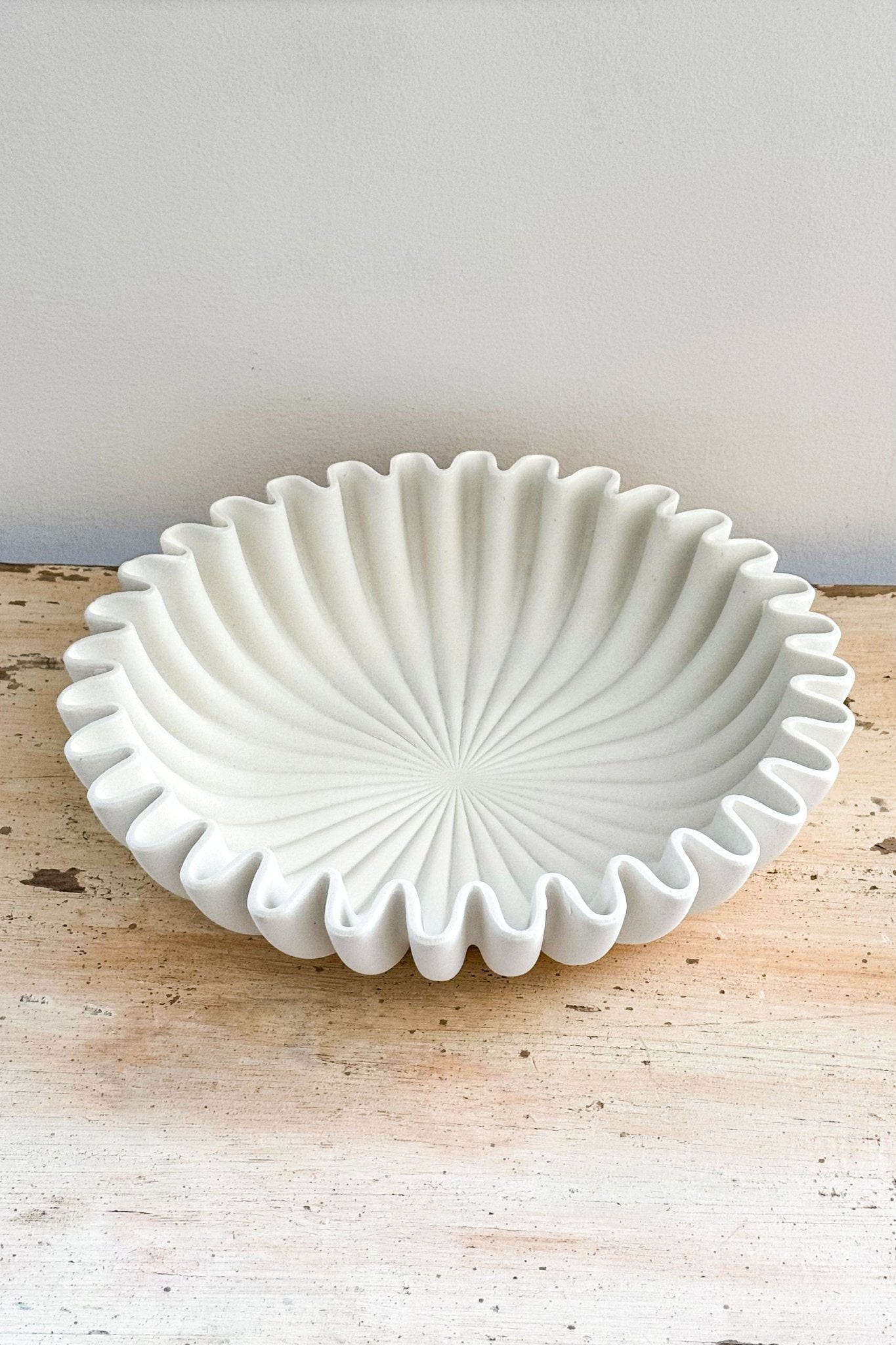 Blanco Centro De Mesa Bajo De Resina Diseño Ondas Cristina Oria