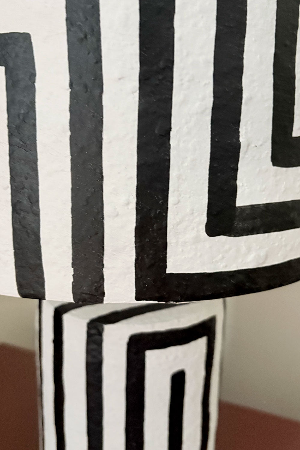 Detalles Lámpara De Papel Maché Blanca & Negra Cristina Oria