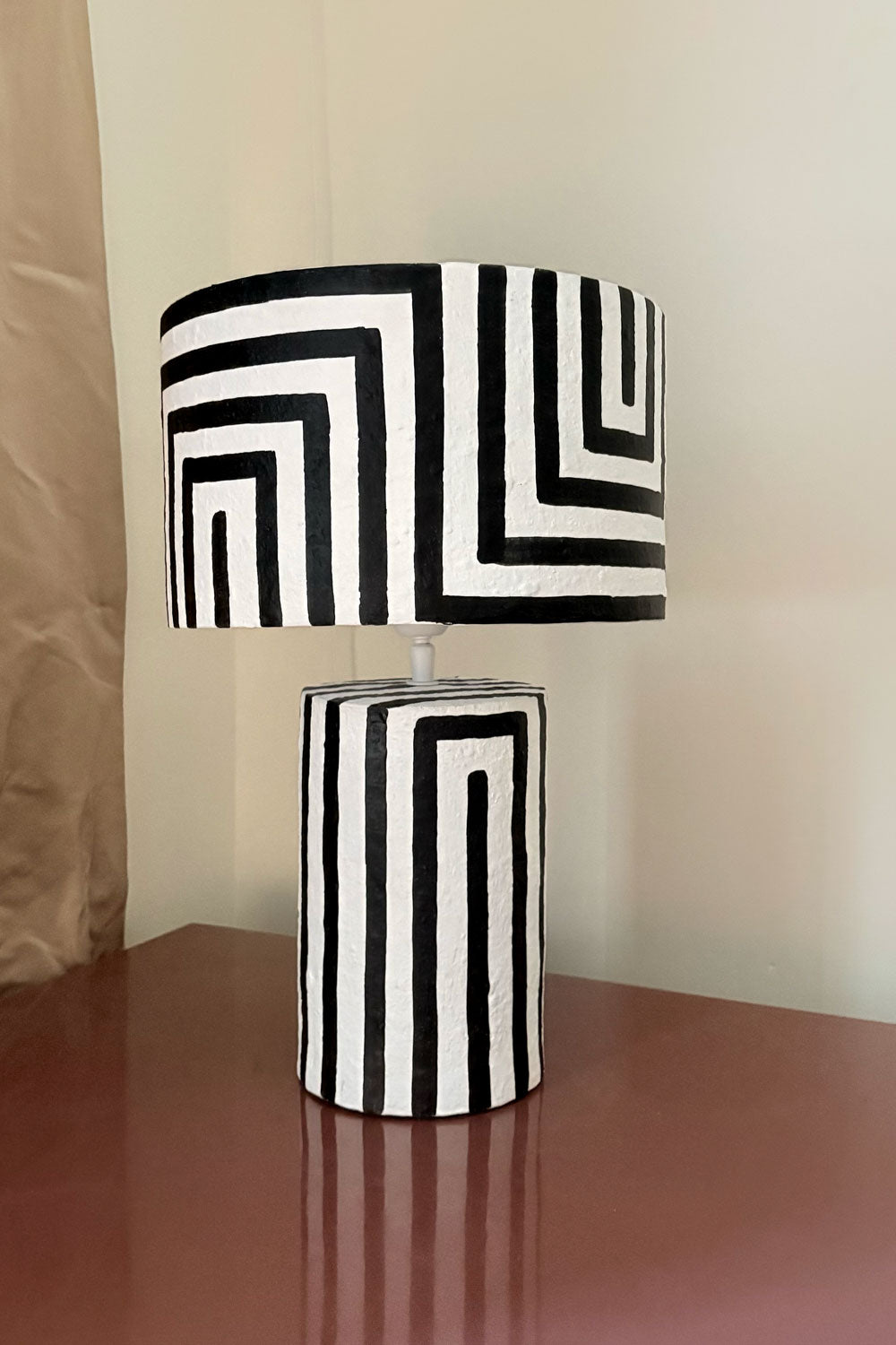 Luz Lámpara De Papel Maché Blanca & Negra Cristina Oria
