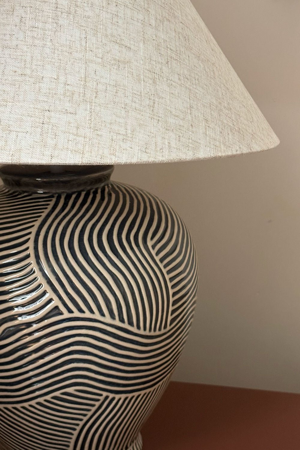 Detalle Textura Lámpara De Sobremesa Cerámica Ondas Cristina Oria 