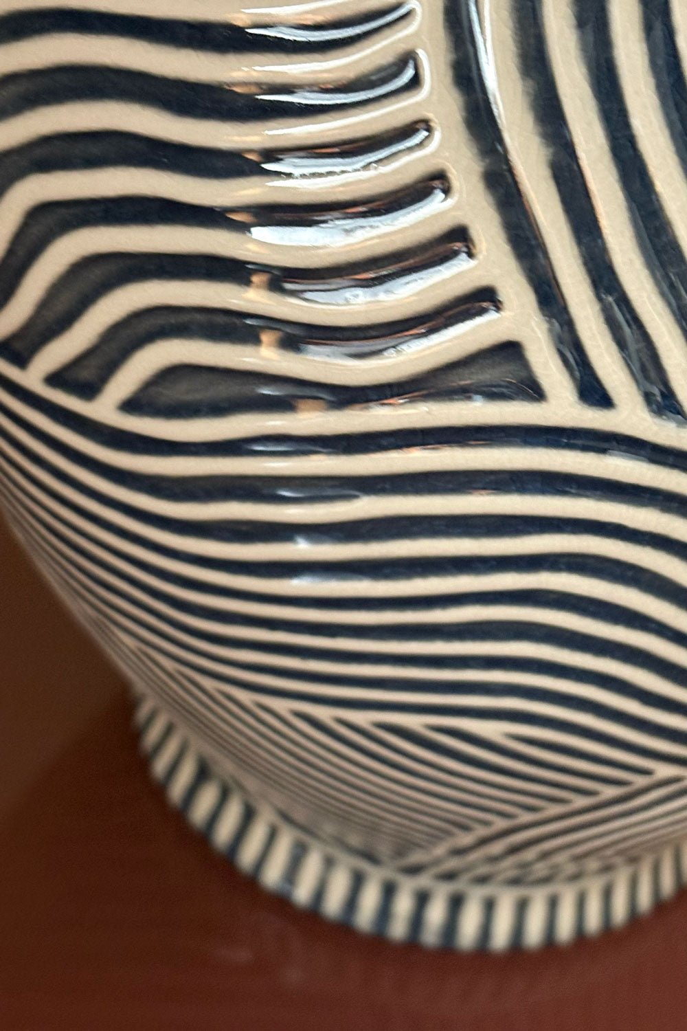 Detalle Base Lámpara De Sobremesa Cerámica Ondas Cristina Oria 