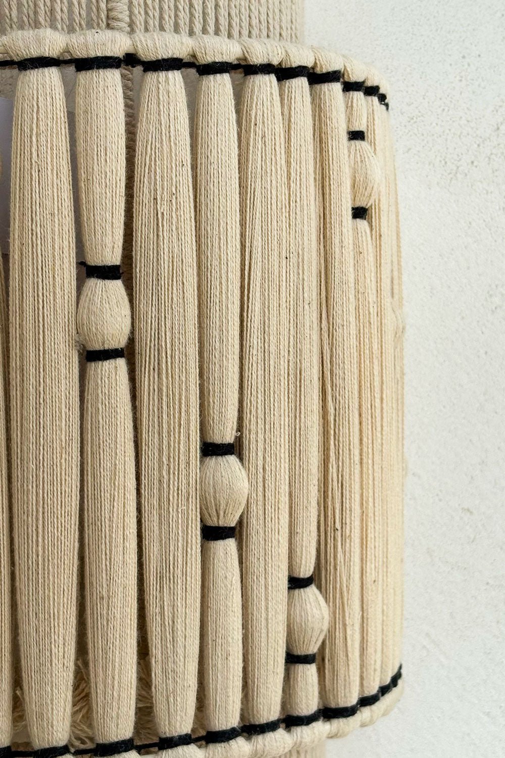 Detalle Aplique De Pared De Yute Y Algodón Con Detalles Negros Cristina Oria 