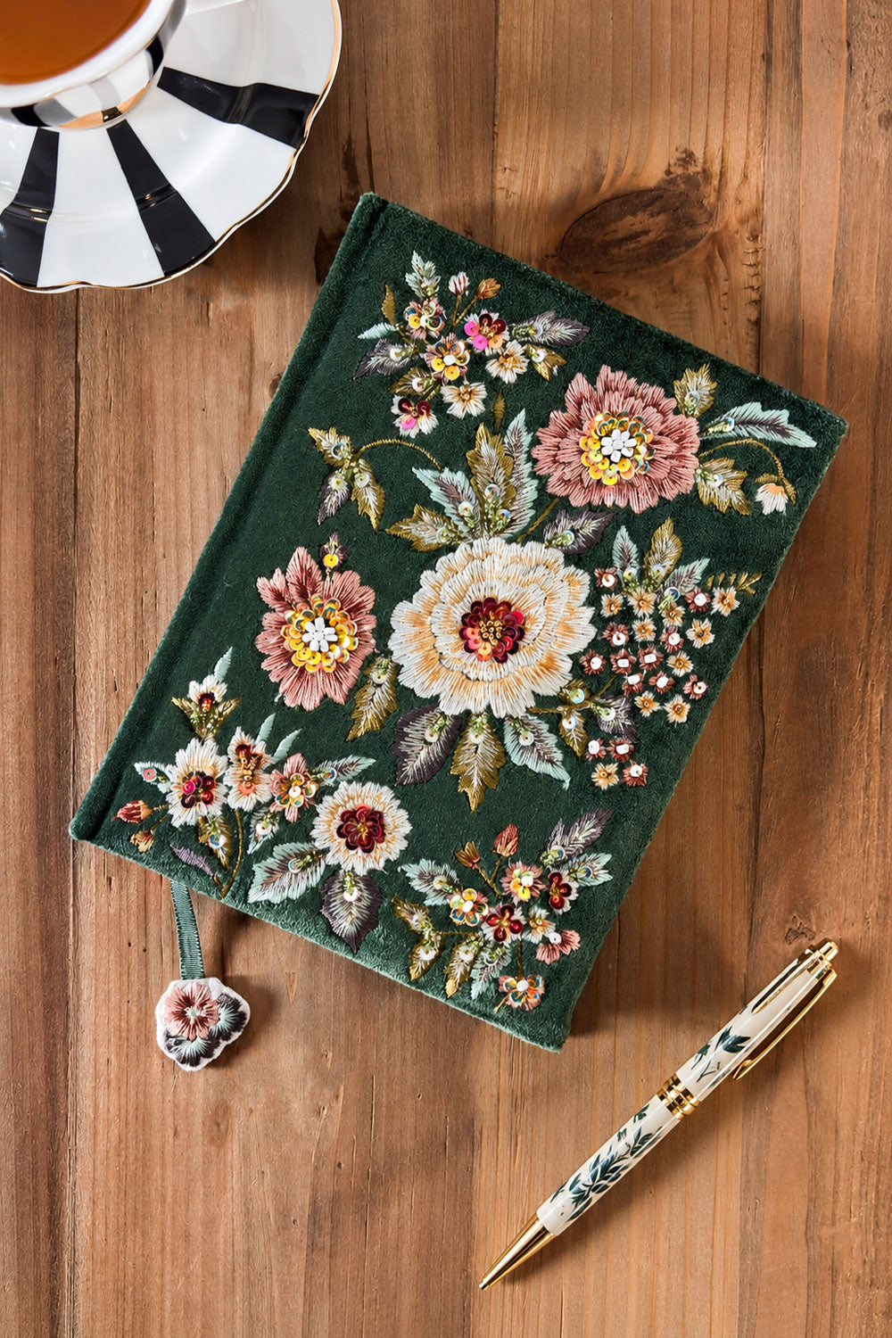 Mesa Libreta De Terciopelo Verde Con Flores Bordadas Cristina Oria
