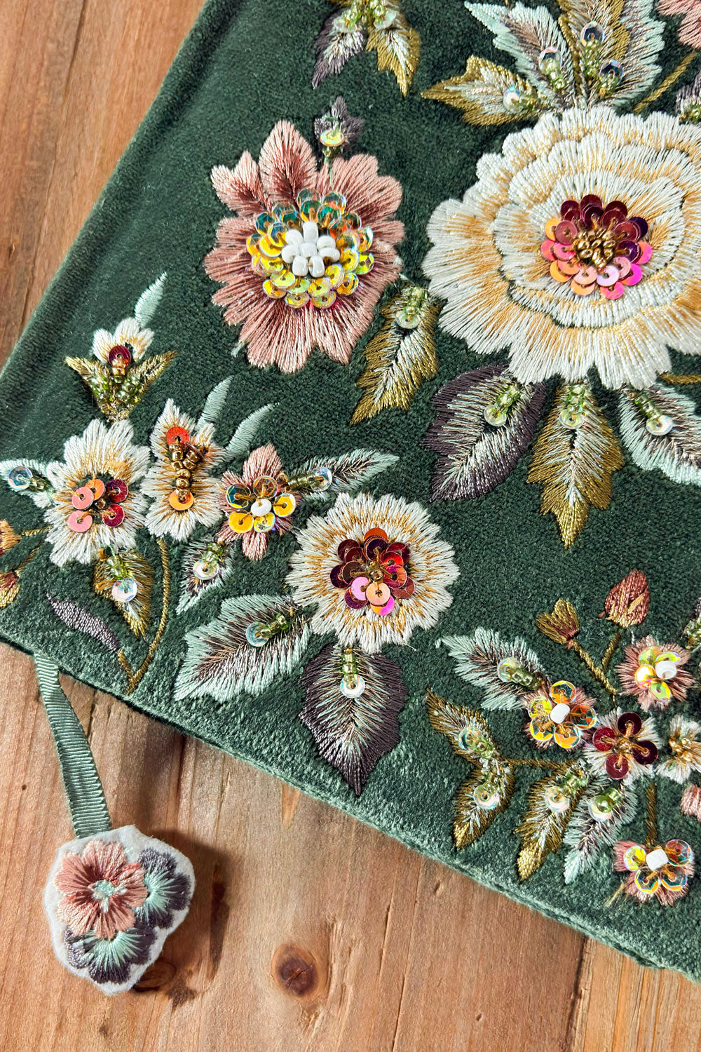 Detalles Libreta De Terciopelo Verde Con Flores Bordadas Cristina Oria