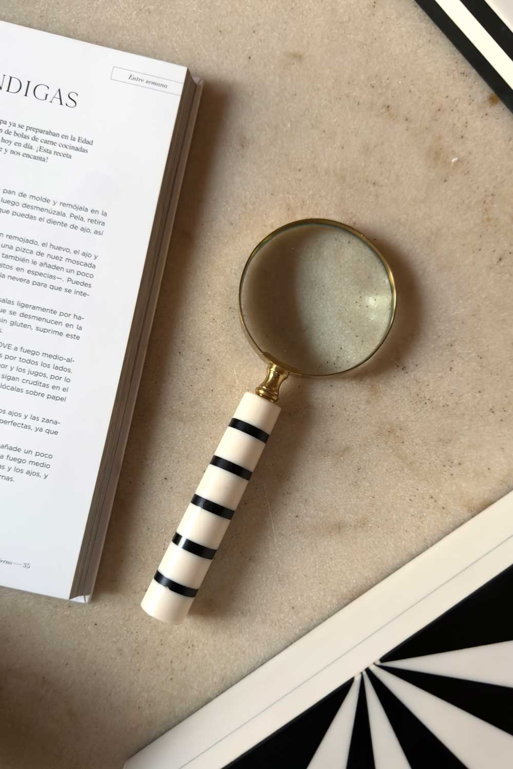 Lupa Con Mango Blanco Y Rayas Negras