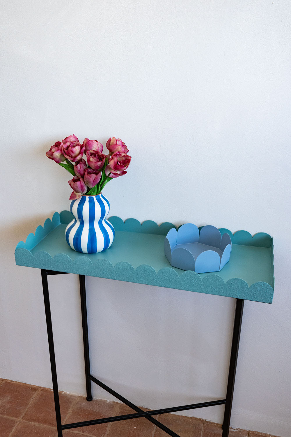 Detalles Mesa Auxiliar De Metal Diseño Flor Cristina Oria