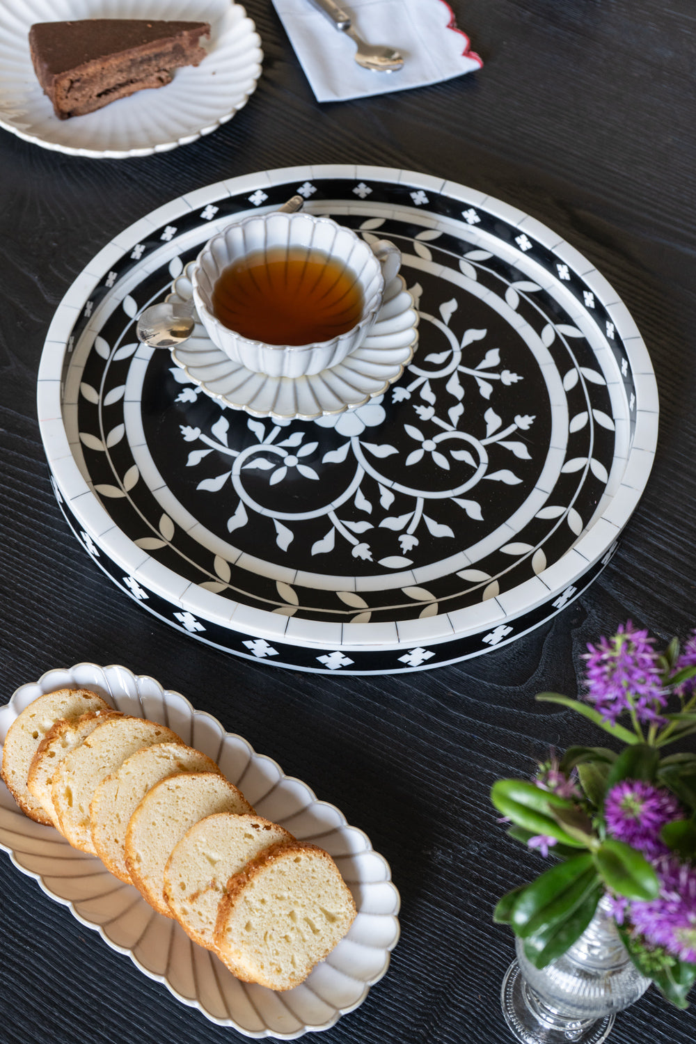 Bandeja De Resina Redonda Con Diseño De Flores Blancas Y Negras Cristina Oria