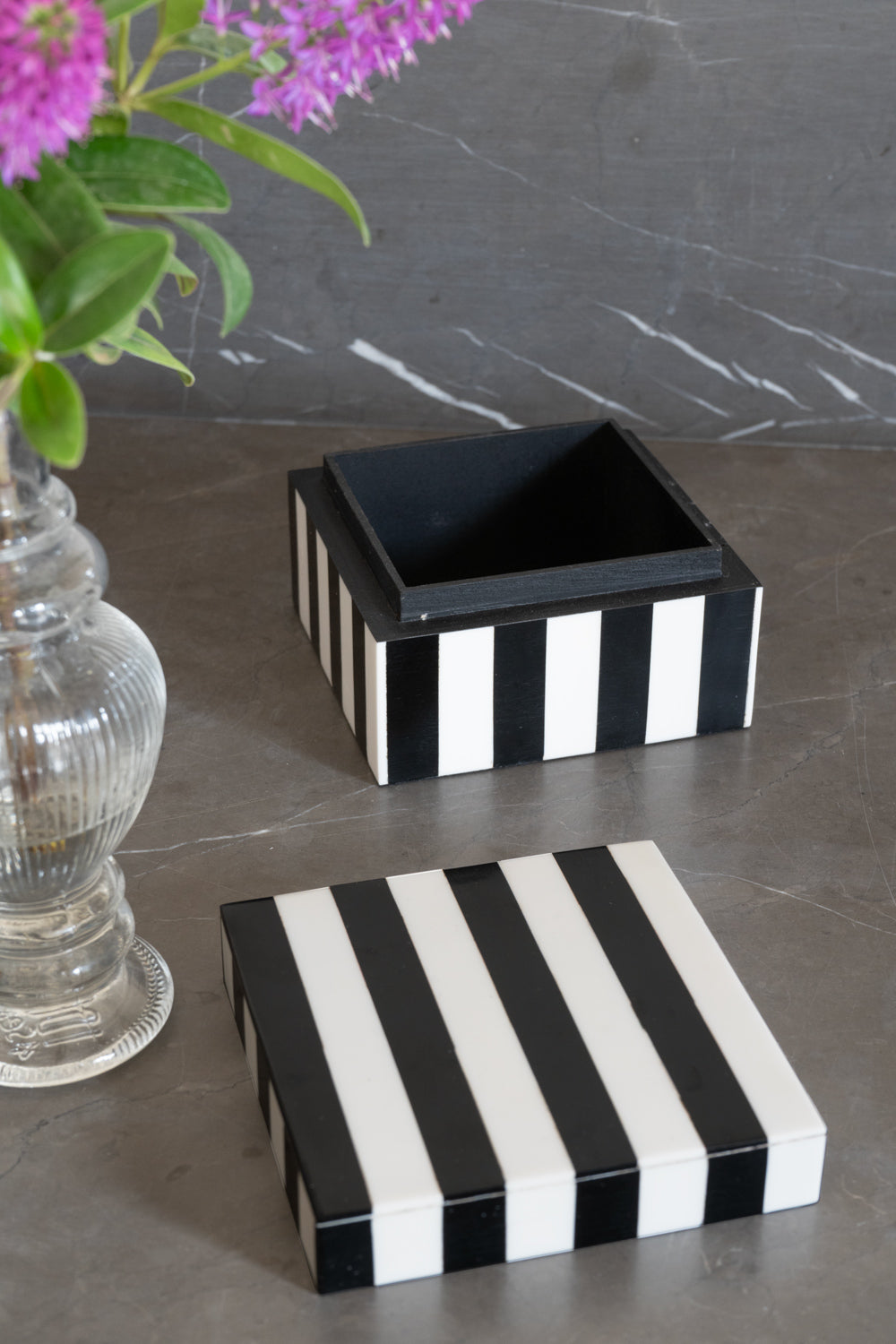 Caja Decorativa Mini De Resina Cuadrada Con Diseño De Rayas Blancas Y Negras