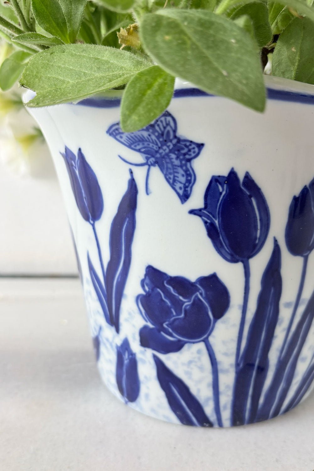 Detalles Macetero Diseño Tulipanes Azul Y Blanco Cristina Oria