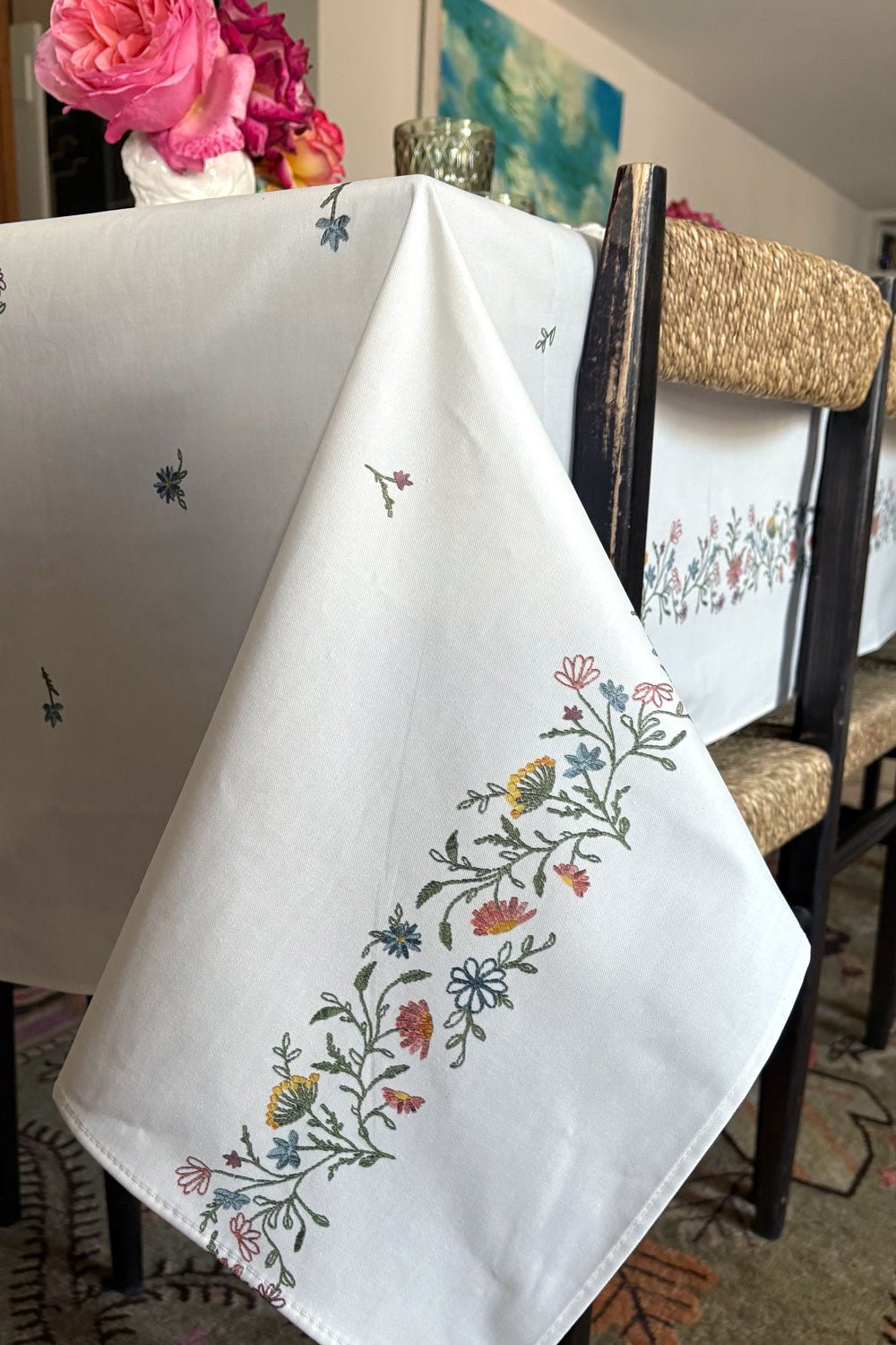 Detalle Mantel Antimanchas Con Diseño De Flores Bordadas Cristina Oria