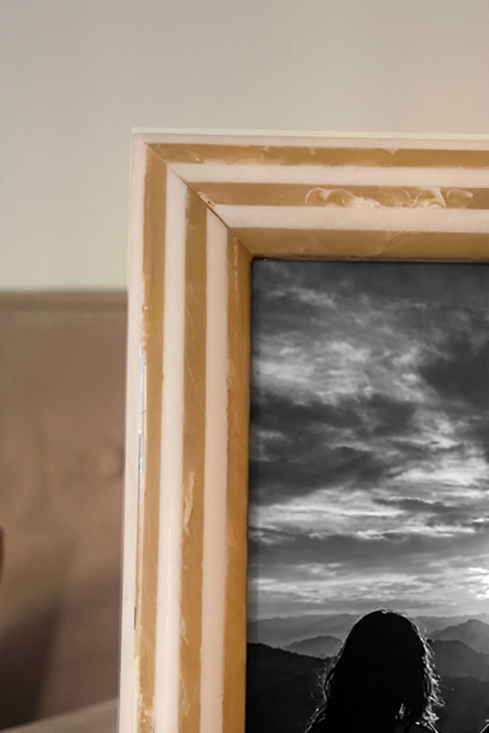 Marco De Fotos De Resina Con Diseño De Rayas Blancas Y Amarillas