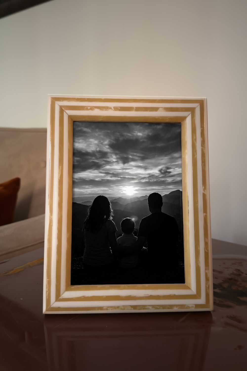 Marco De Fotos De Resina Con Diseño De Rayas Blancas Y Amarillas