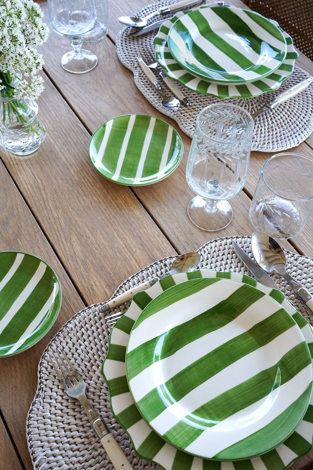 Detalle Plato De Pan Rayas Verdes Cristina Oria 