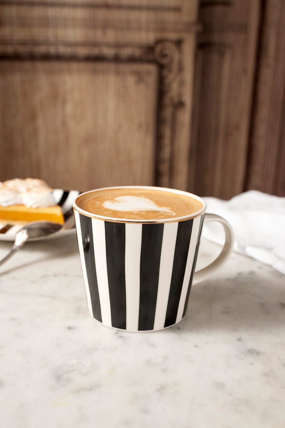 Schwarz-weiß gestreifte Tasse | Tassen und Teekannen