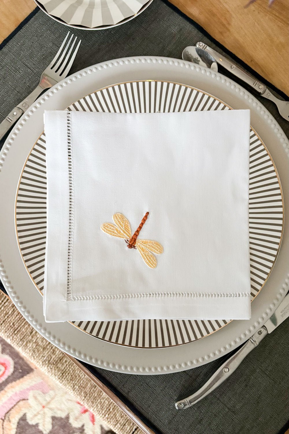 Servilleta Bordada A Mano Con Diseño De Libélula Amarilla Cristina Oria 
