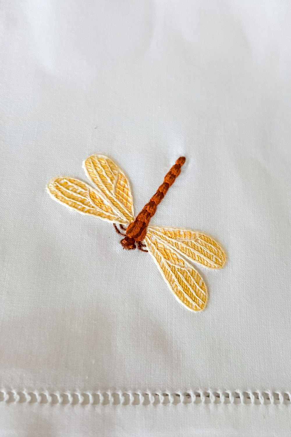 Detalle Servilleta Bordada A Mano Con Diseño De Libélula Amarilla Cristina Oria 
