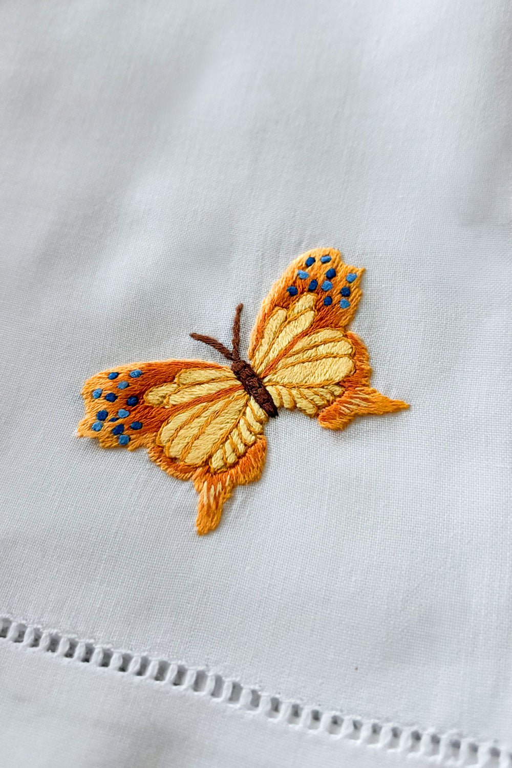 Detalle Servilleta Bordada A Mano Con Diseño De Mariposa Amarilla Cristina Oria 
