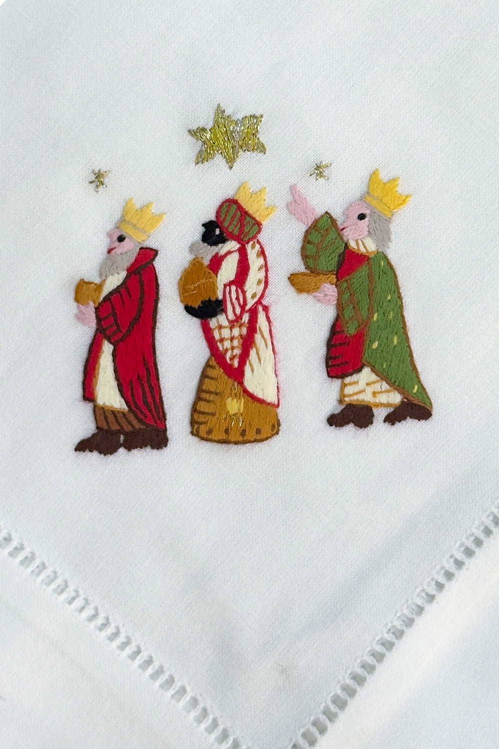Detalle Servilleta Bordada a Mano con Diseño de Reyes Magos Cristina Oria