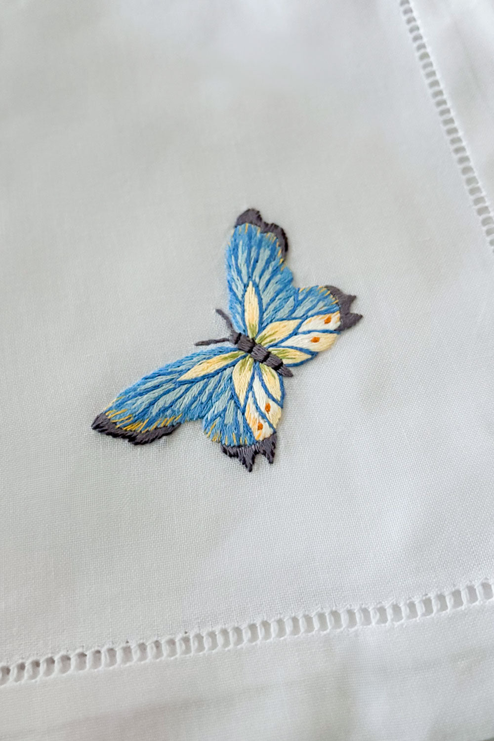 Detalle Servilleta Bordada A Mano Con Diseño De Mariposa Azul Cristina Oria 