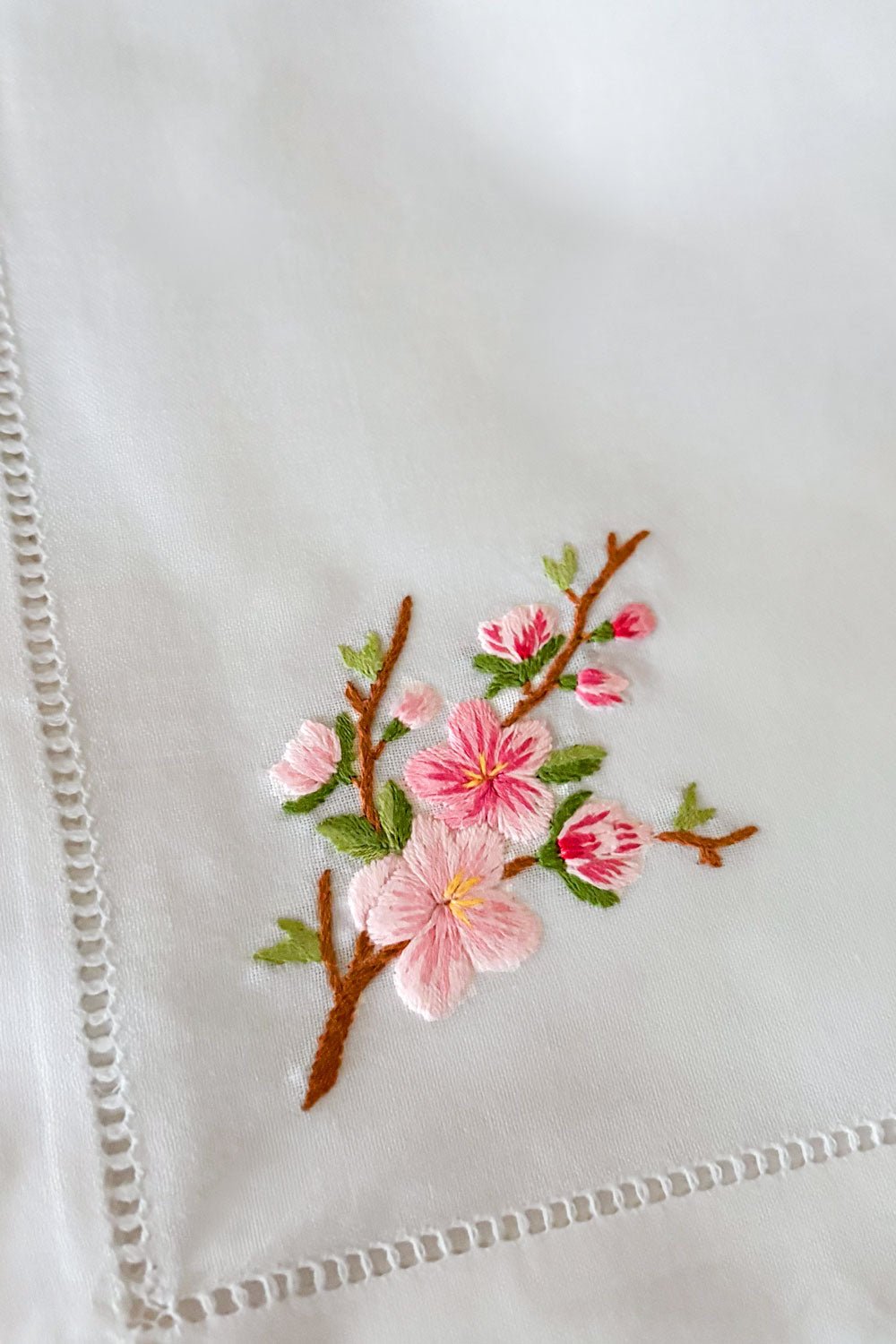 Detalle Servilleta Bordada A Mano Con Diseño De Flor De Almendro Cristina Oria 