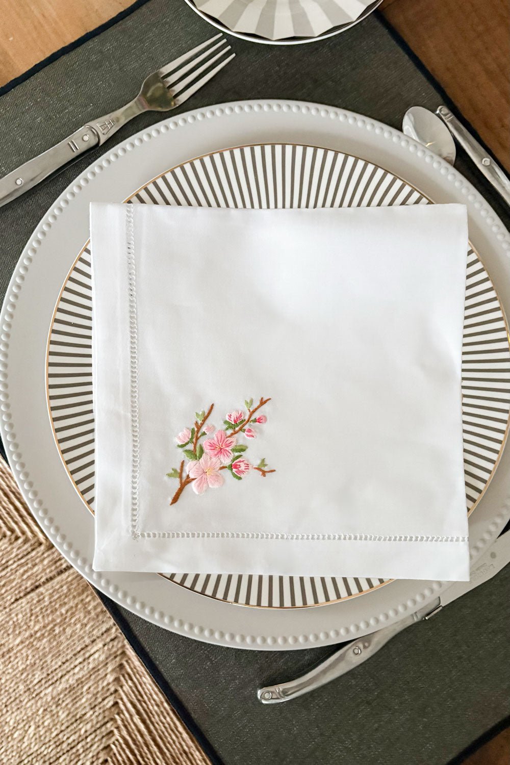 Servilleta Bordada A Mano Con Diseño De Flor De Almendro Cristina Oria 