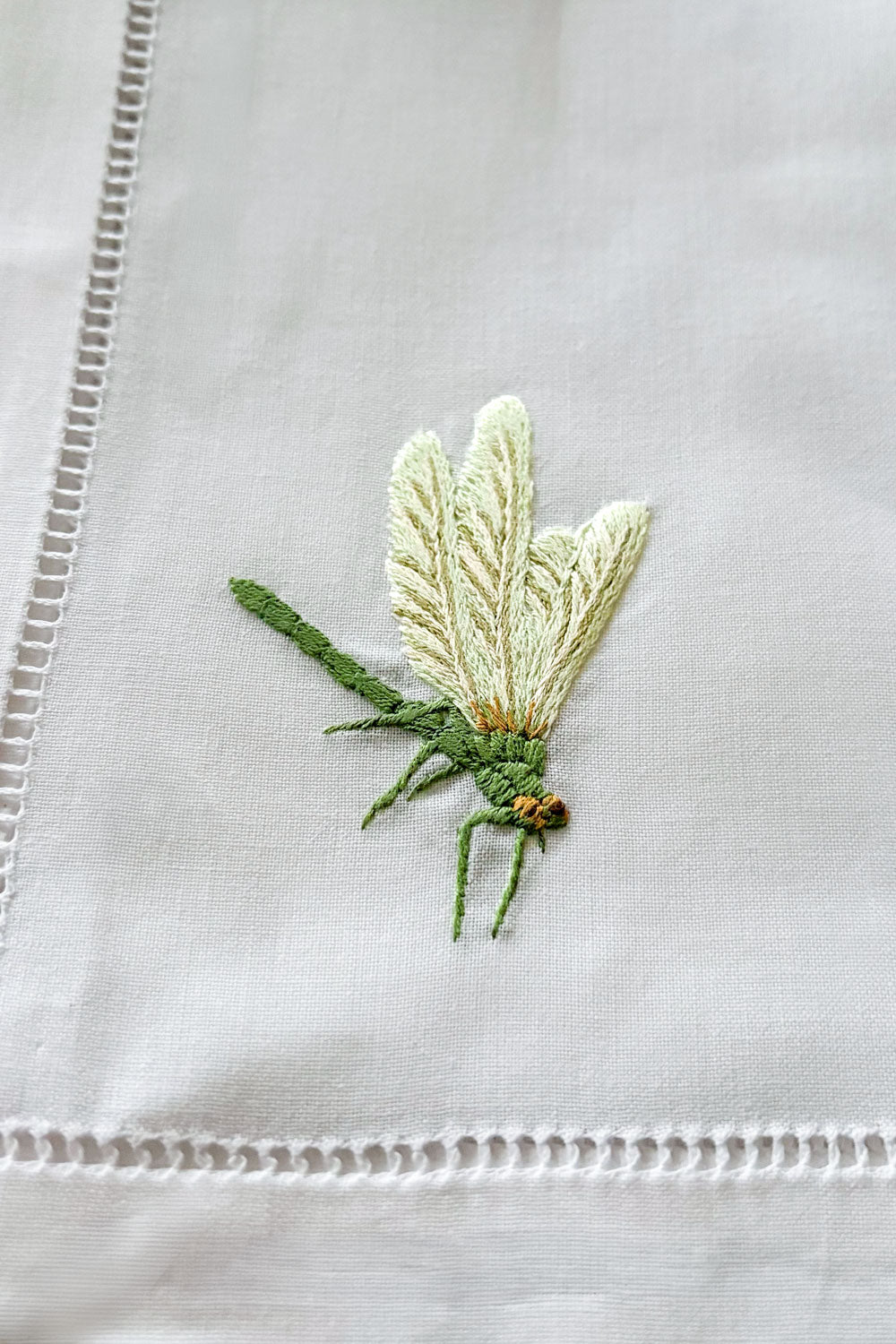 Detalle Servilleta Bordada A Mano Con Diseño De Libélula Verde Cristina Oria 