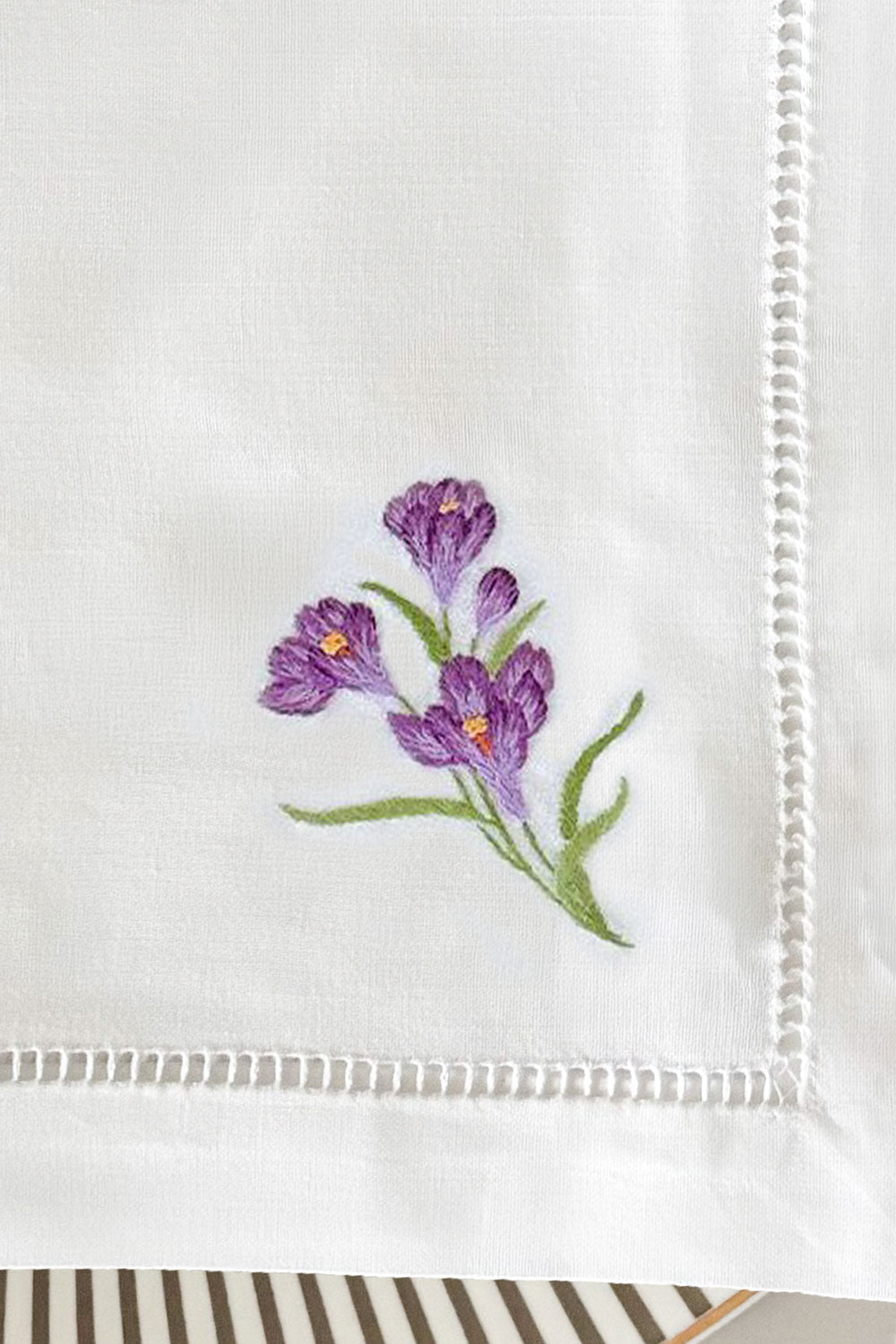 Detalle Servilleta Bordada A Mano Con Diseño De Flor Crocus Violeta Cristina Oria 