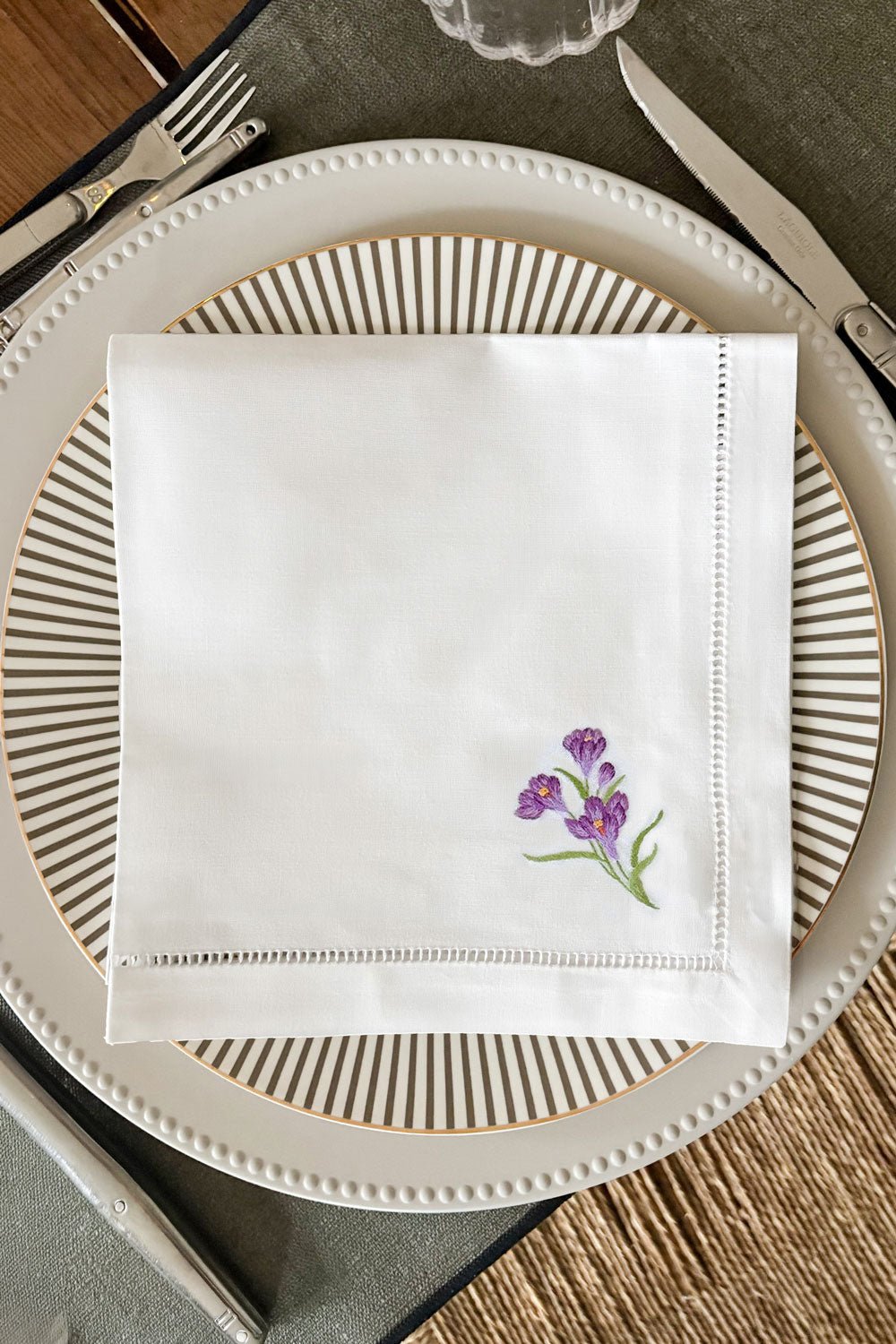 Servilleta Bordada A Mano Con Diseño De Flor Crocus Violeta Cristina Oria 