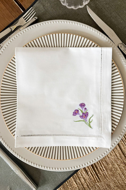 Servilleta Bordada A Mano Con Diseño De Flor Crocus Violeta Cristina Oria 