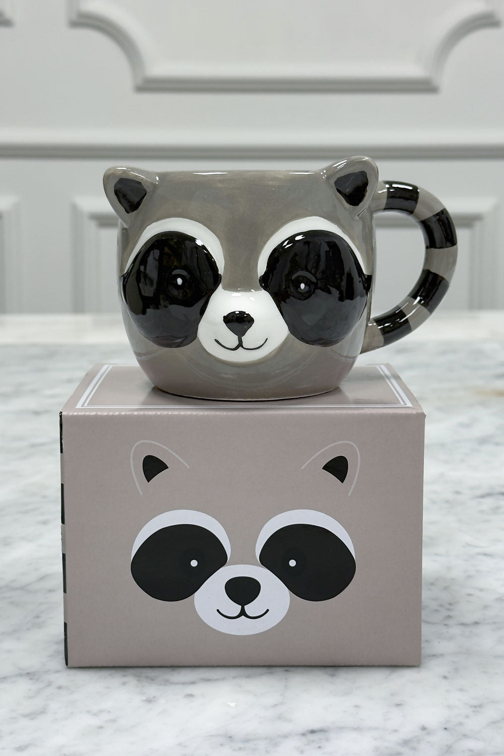 Detalle Taza Diseño Mapache Cristina Oria 