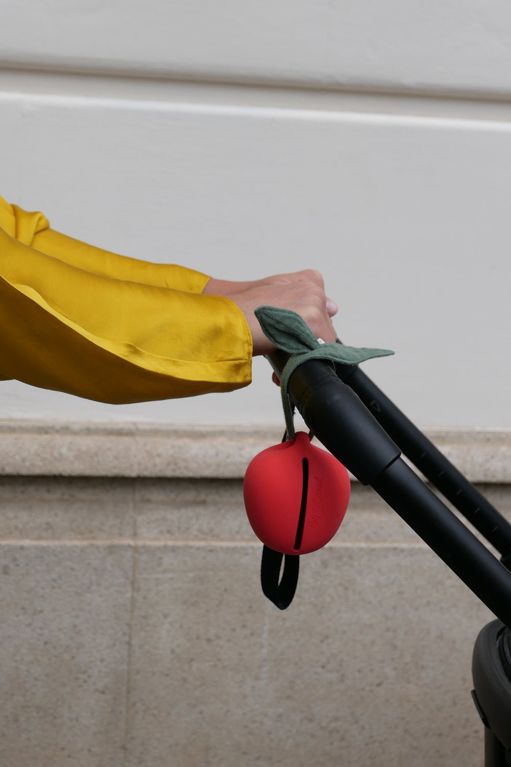 Detalle Portachupetes Para Bebés Con Diseño De Manzana Cristina Oria 