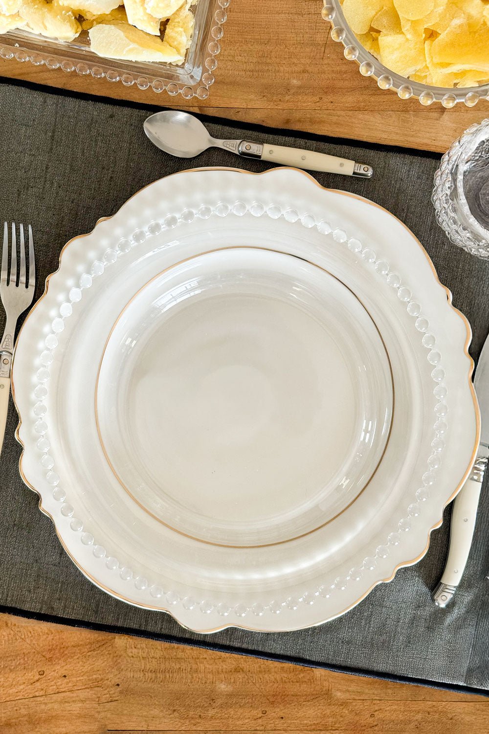 Detalle Plato Llano Cristal Bolitas Cristina Oria