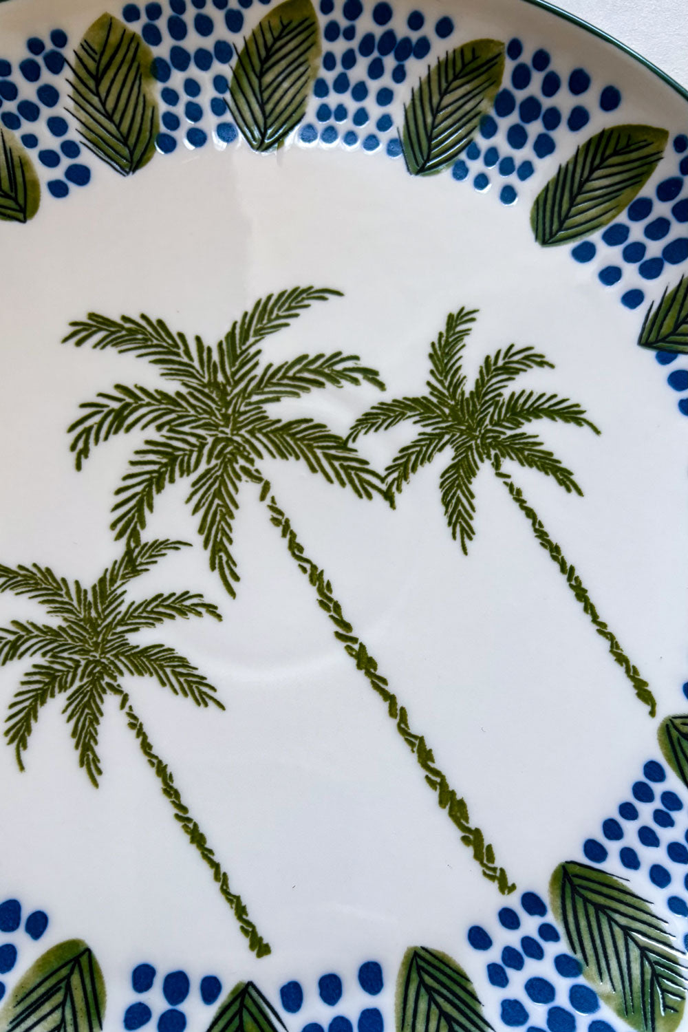Detalles Plato Llano De Porcelana Diseño Palmeras Cristina Oria