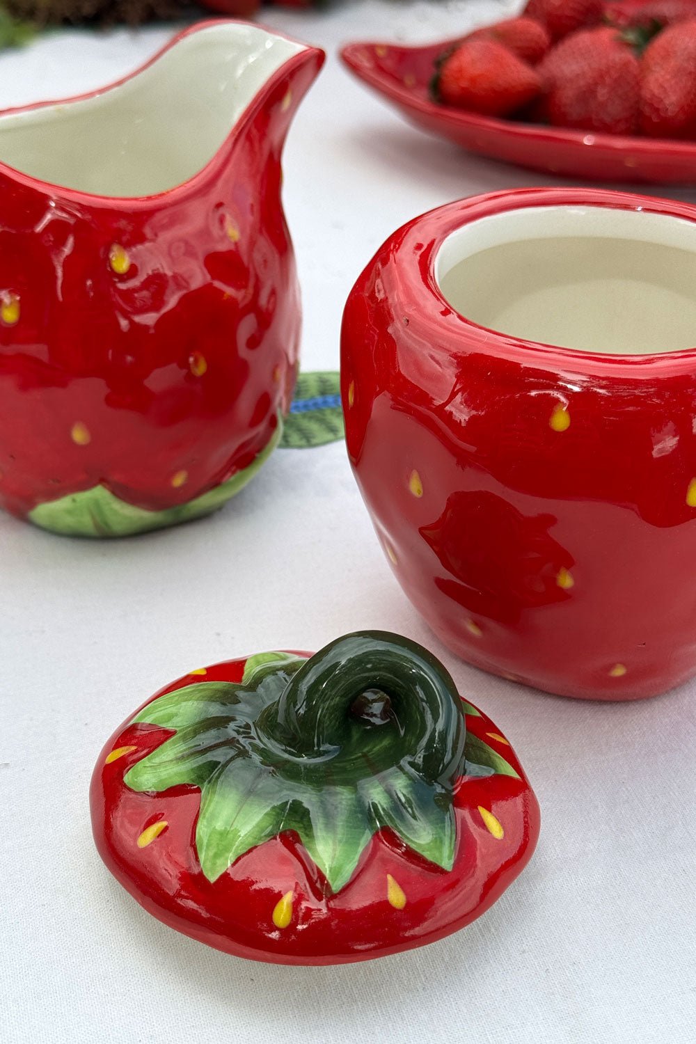 Zuckerdose und Milchkännchen-Set mit Erdbeer-Design | Geschirr