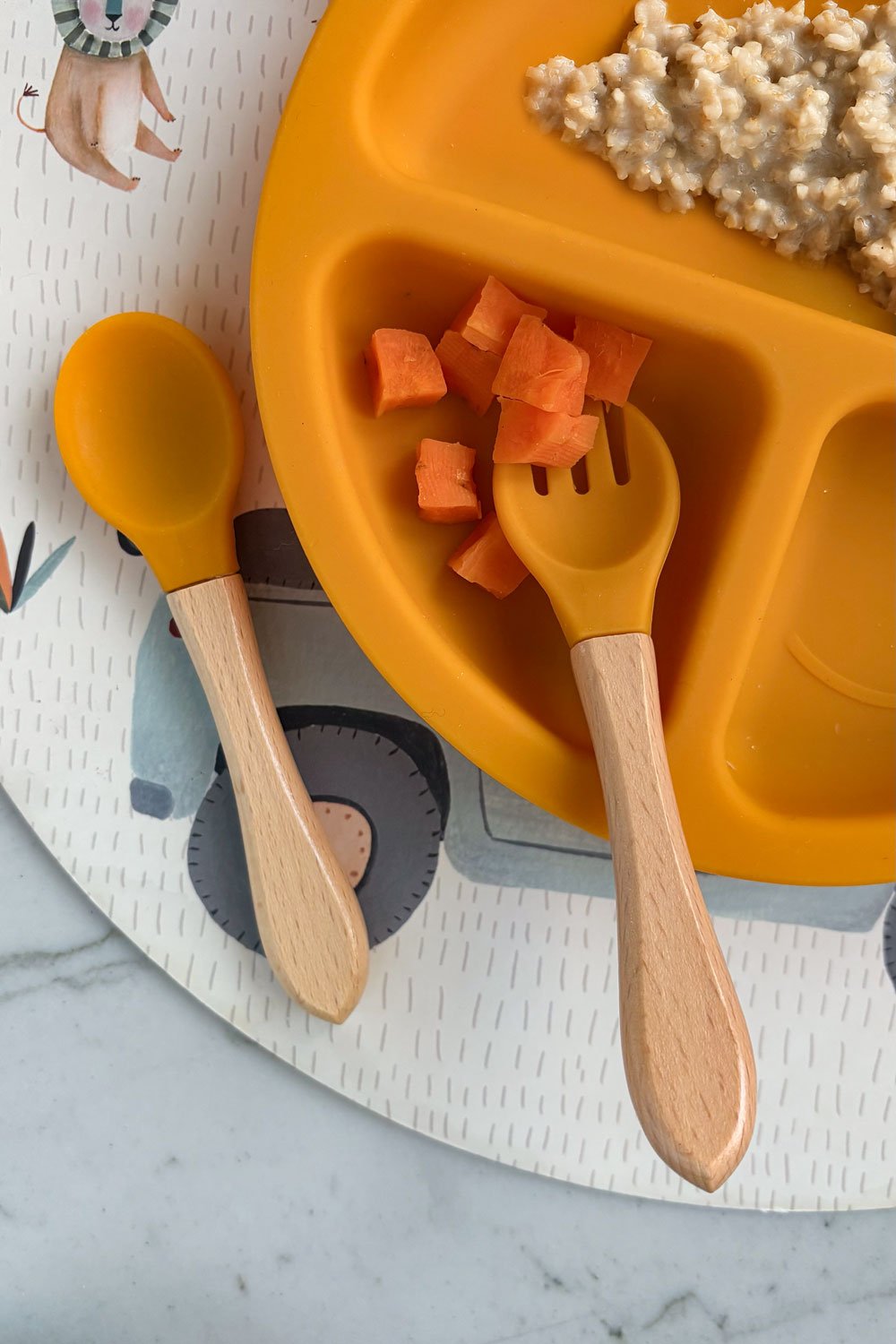 Detalle Juego De Dos Cubiertos De Silicona Mostaza Cristina Oria 