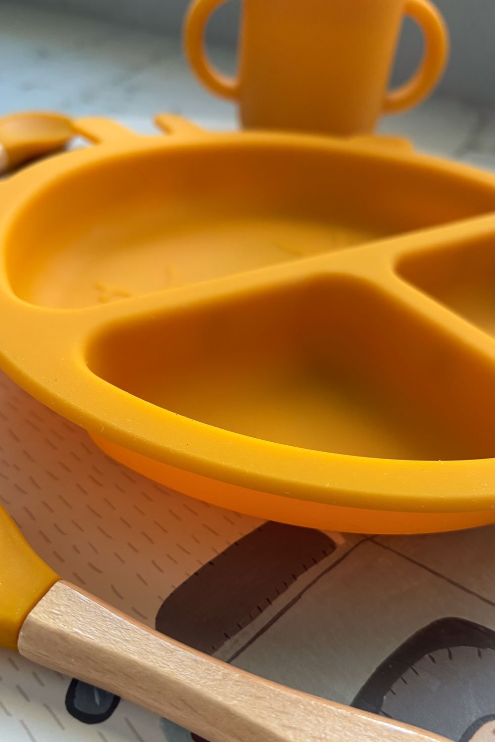 Detalle Compartimentos Plato De Silicona Diseño Jirafa Cristina Oria 