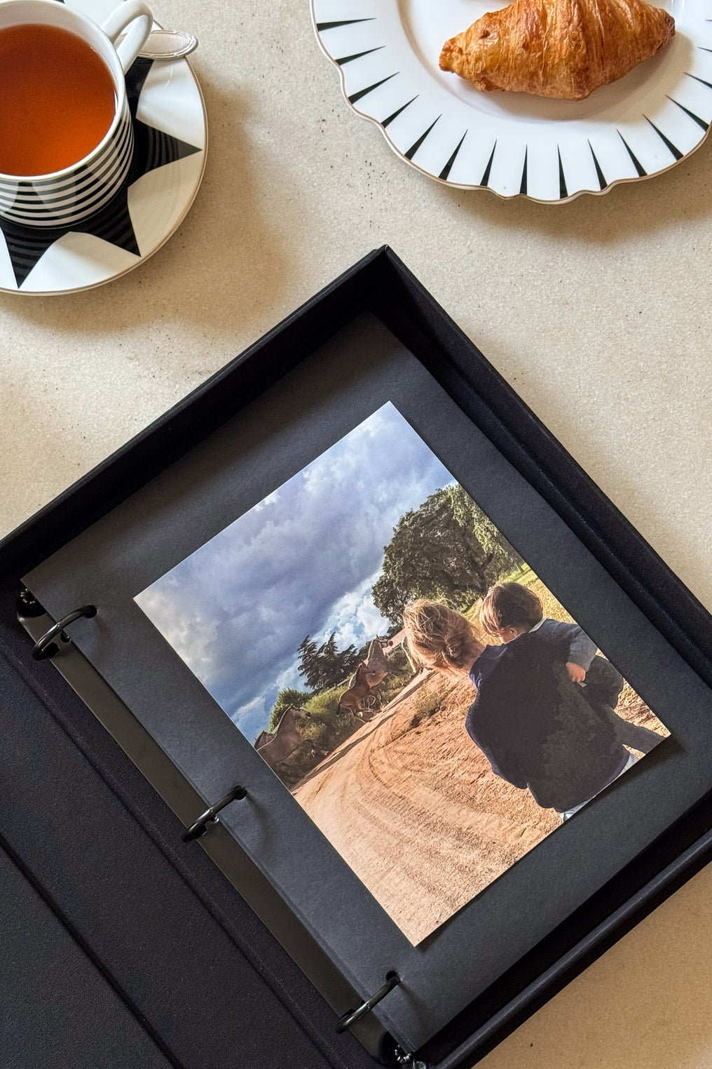 Detalle Foto Caja Decorativa Con Álbum Beige Y Negra Cristina Oria 