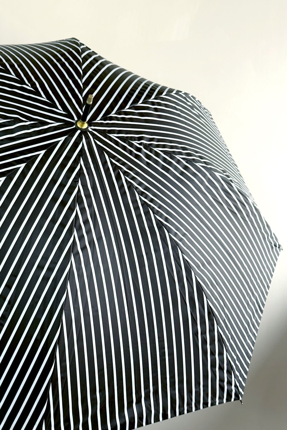 Paraguas Negro Con Rayas Blancas