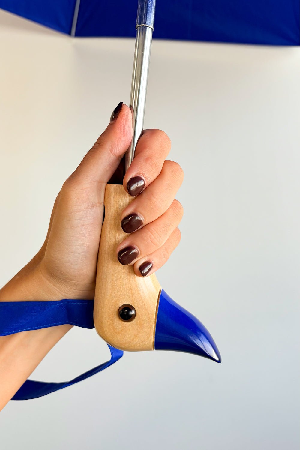 Detalle Puño Paraguas Con Diseño Azul Y Mango Con Cabeza De Pato Cristina Oria 