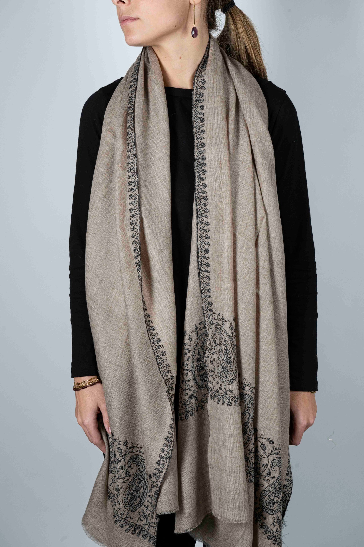 Pashmina Lisa Con Bordado Beige Y Flor Negra