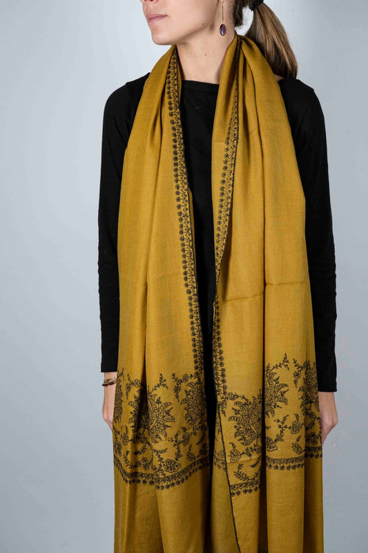 Pashmina Lisa Con Bordado Ocre Y Flor Negra