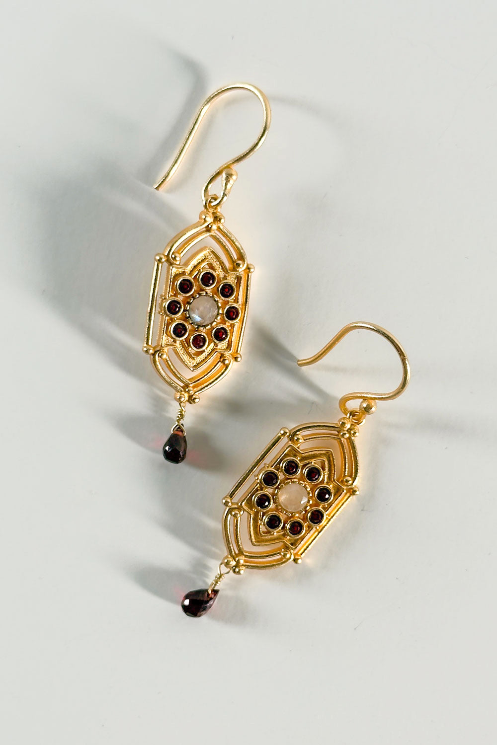 Pendientes Dorados Con Diseño Relicario