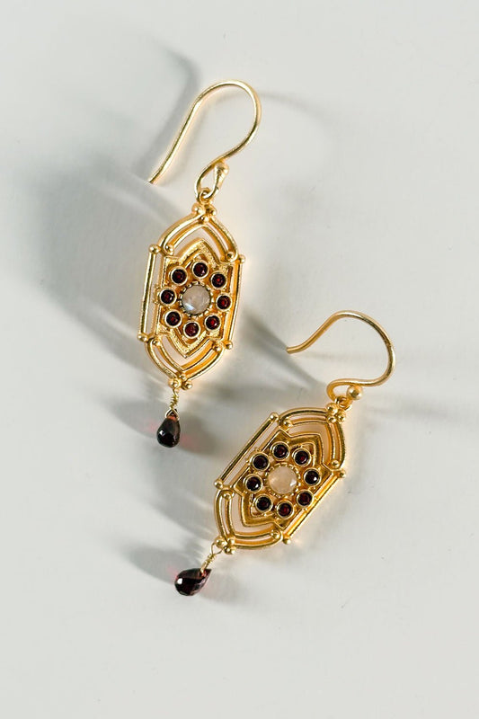 Pendientes Dorados Con Diseño Relicario